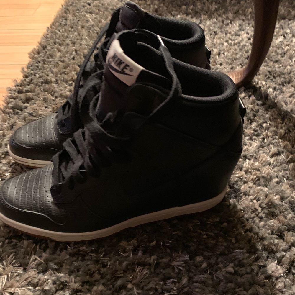 Women’s wedge sneaker